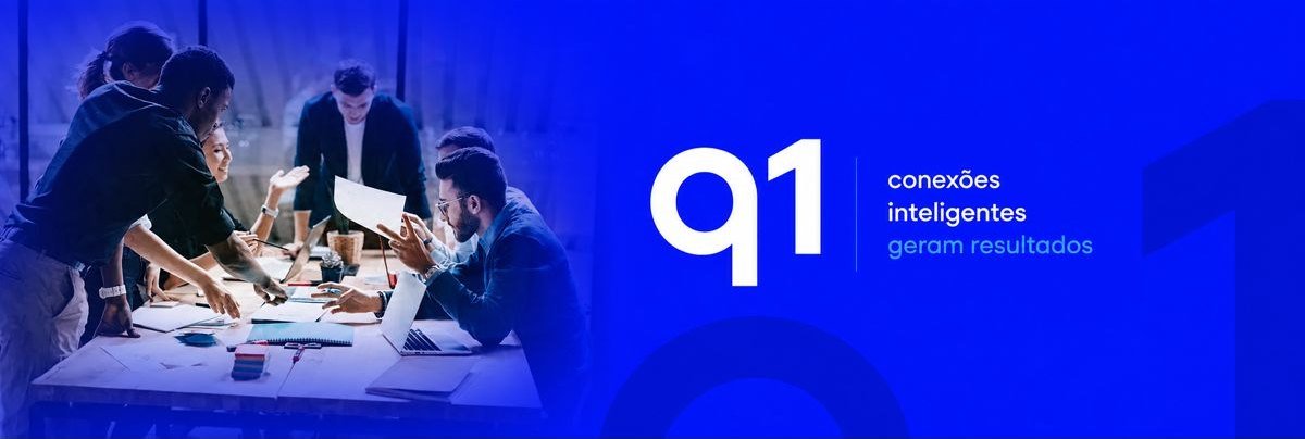 Time comercial da Q1 Company reunido em torno de uma mesa com a assinatura: conexões inteligentes geram resultados